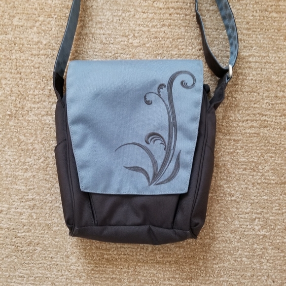 REI Handbags - REI crossbody bag. Can be adjusted. Excellent cond